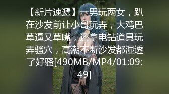 尝试操两个极品御姐，谁料第一个妹子太勾人，第二个制服美女只好舔吸把玩