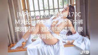 漂亮大奶美眉3P 身材苗条无毛鲍鱼水超多 被两根大肉棒轮流输出 娇喘连连