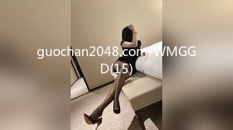 [MP4/1.76G]家庭偸拍，身材苗条小骚妇卧室日常换衣自慰，与两个男人床上玩3P关系很混乱