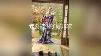 淫荡小骚货嘴里吃一根下面操，闭着眼睛搞得很舒服，两根屌怼脸撸，被尽情蹂躏