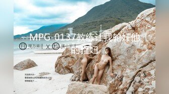 十二月最新流出国内厕拍大神暗夜潜入商场全景厕拍对着镜头胜利手势的可爱眼镜妹