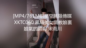 美女大学生被色魔摄影师忽悠掰开粉嫩的鲍鱼看看什么颜色