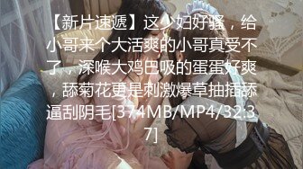 《极品CP魔手外购》经济型集体公寓女厕三机位全景偸拍各种学生和上班族小姐姐熟女方便，意外收获小情侣厕所躺平造爱1