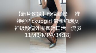 商场女厕偷拍大长腿牛仔裤美女的小嫩鲍 还穿着性感的透明小内内